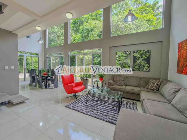 Lujoso condo amueblado con jardín en Brasil de Mora Santa Ana