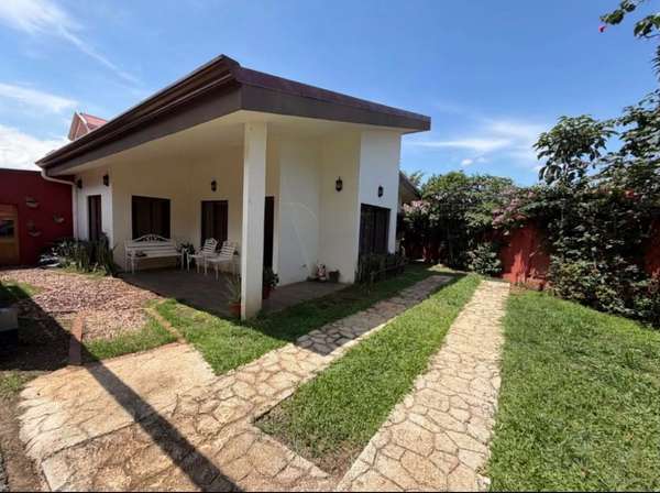 SE VENDE CASA DE UN NIVEL CON JARDIN FVB