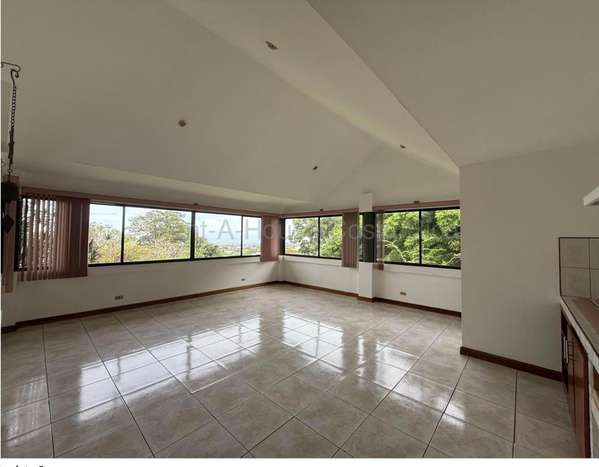 Casa de 4 dormitorios en San Rafael, Heredia, con vista a las montañas. G.A.