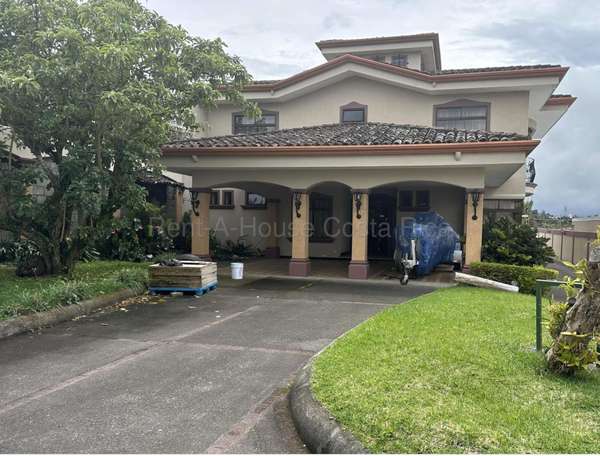 Casa en venta de 3 dormitorios en San Isidro, Heredia, con vistas a montañas y amplios jardines. G.A.