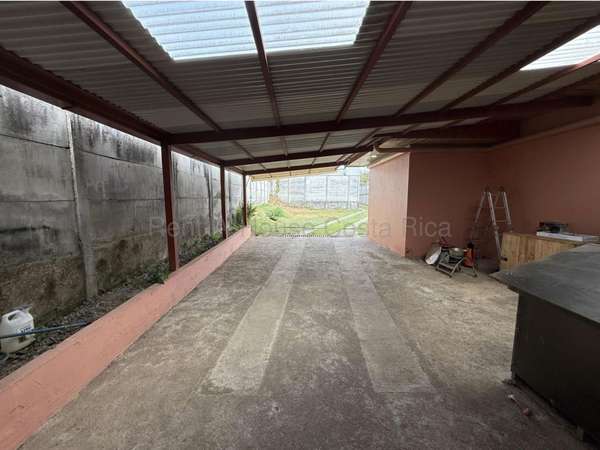 Casa en venta en San José de la Montaña, Heredia, con 130 m² construidos y 3 dormitorios. G.A.