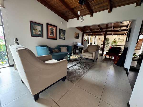 Venta de casa de una planta, independiente cerca de Distrito 4