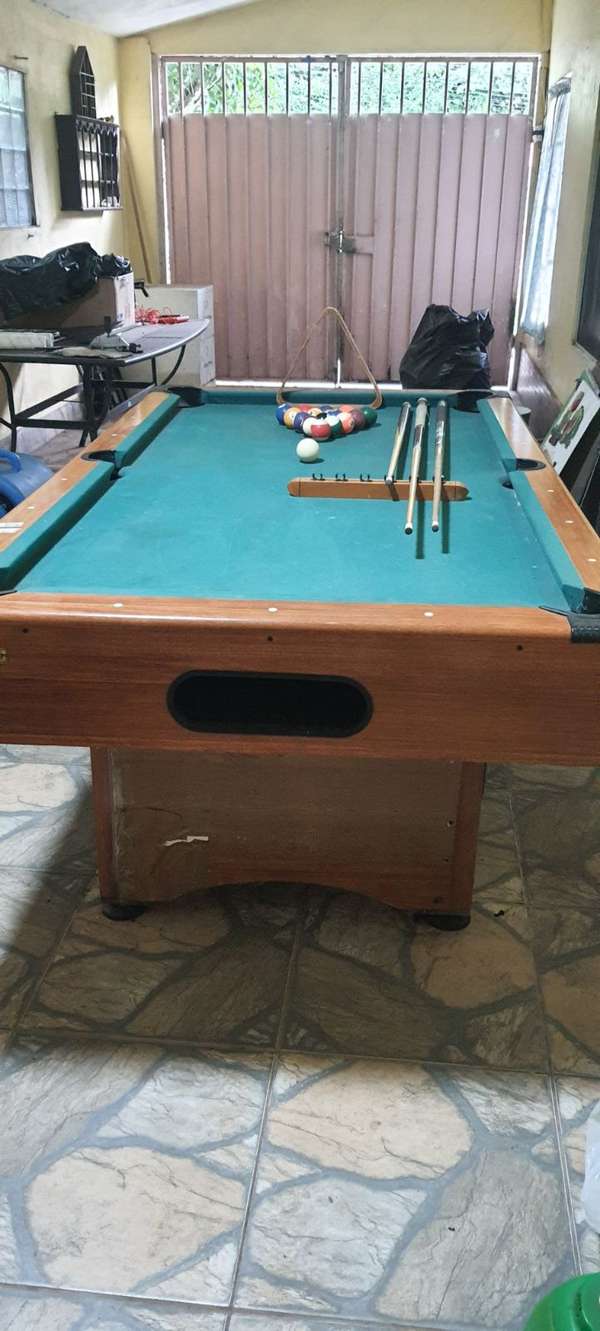 Mesa de billar, con dos juegos de bolas y todos sus accesorios 