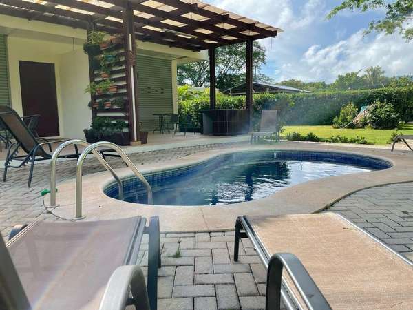 Guanacaste: inversión única con 3 apartamentos, piscina, jardines y amenidades de lujo.