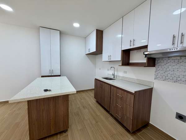 Alquiler de apartamento en 3er piso. Condominio VR. Concepcion.