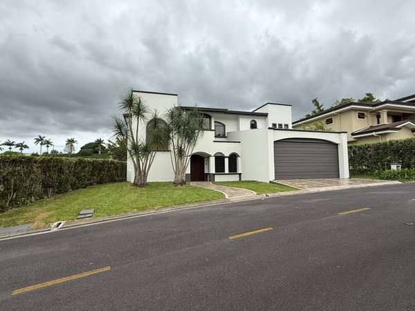 *Casa de Lujo en Venta – Condominio Santa Lucía, Tres Ríos