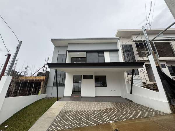 *Venta de hermosa casa de 4 habitaciones en condominio en Tres Ríos.