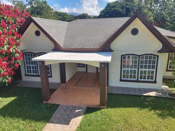 Espaciosa casa de 5 dormitorios en Santa Bárbara de Heredia con jardín y vista a las montañas