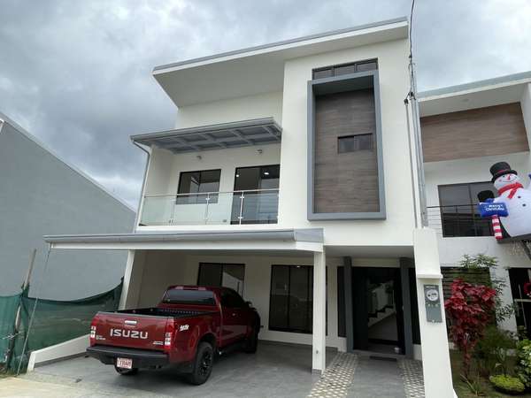 *Venta de casa en Tres Ríos en condominio.