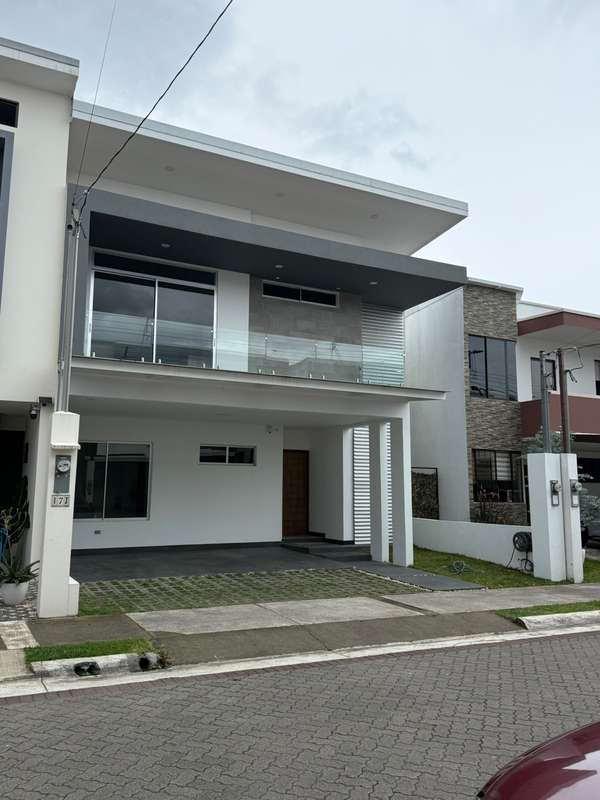 *Venta de casa en Tres Rios en condominio.