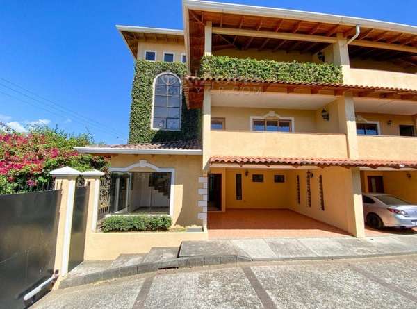 Casa de 3 Niveles en Venta en Pinares, Curridabat – 3 Habitaciones, 285 m² NJA677