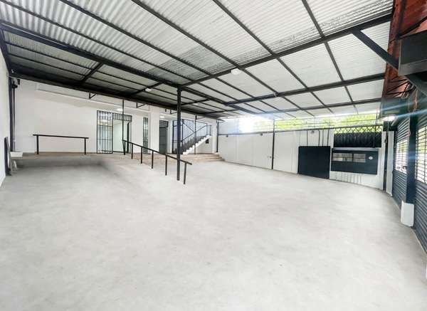 ALQUILER DE AMPLIO EDIFICIO COMERCIAL EN ROHRMOSER! P662