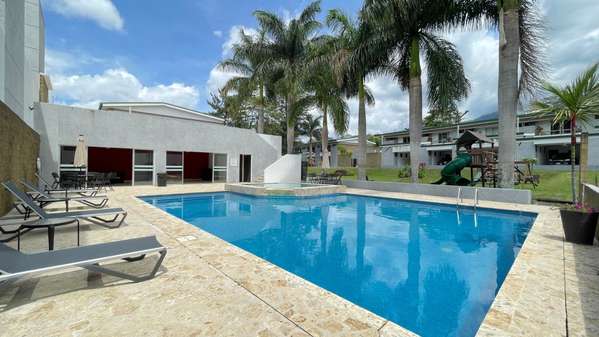 Casa moderna de 3 habitaciones en condominio con piscina y vistas a las montañas en Escazú