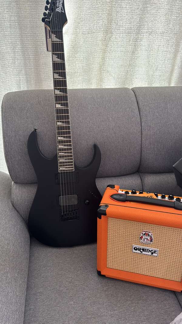 Guitarra Ibanez y parlante Orange 