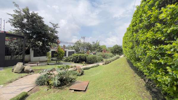 Casa de 3 dormitorios en San Antonio de Escazú con vista a la montaña y seguridad 24 horas