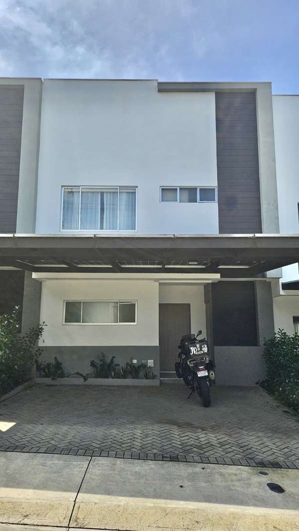 Casa 2 plantas lista para alquilar 