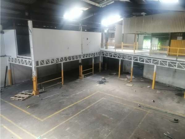 Bodega en la Asunción de Belén con oficinas y mezanine