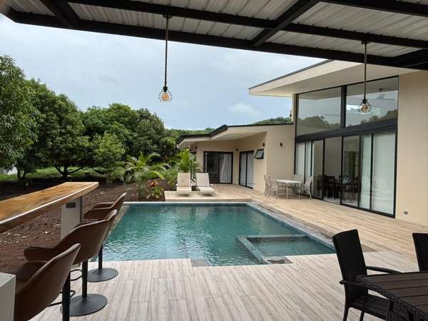 Modern Residence with Infinity Pool on 5,000 m² Lot – Tamarindo, La Garita Nueva