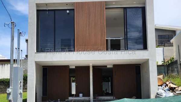 Alquiler de Moderno Apartamento DUPLEX en ULLOA-Heredia. 