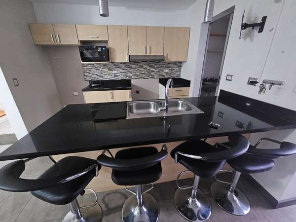 Casa independiente en alquiler en Pozos, Santa Ana – 2 habitaciones, patio y 2 parqueos