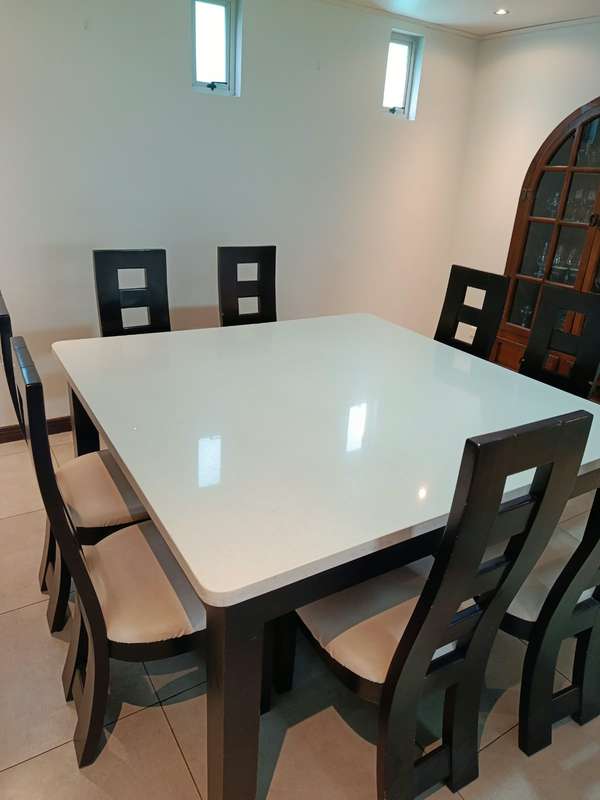 Comedor Cenízaro con Sobre de Cuarzo Blanco 