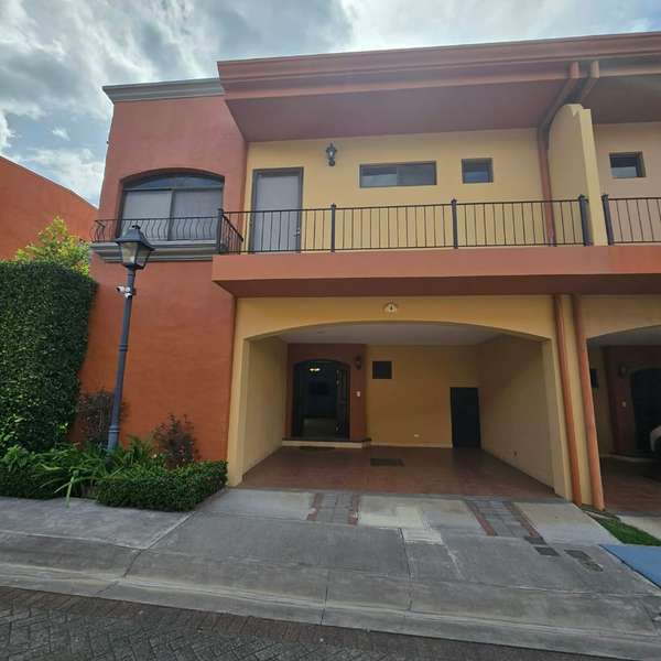 VENDO CASA DE 2 PLANTAS EN CIUDAD COLÓN. 