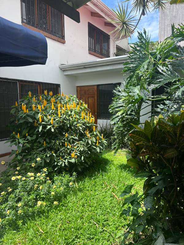 Casa de tamaño de antes! Trejos montealegre, escazu! Muy ricos espacios para vivir! Cocina renovada 800.000 seguridad
