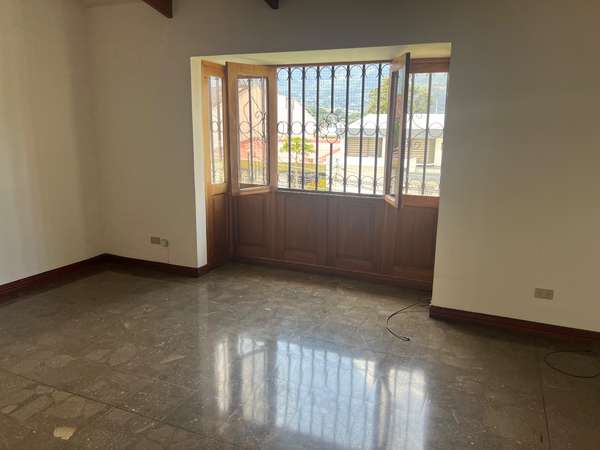 Casa de tamaño de antes! Trejos montealegre, escazu! Muy ricos espacios para vivir! Cocina renovada 800.000 seguridad