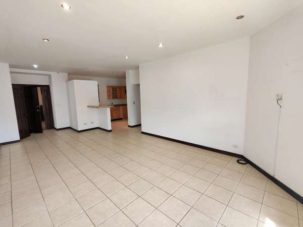 Se vende apartamento de 1 planta en San Rafael de Escazú.