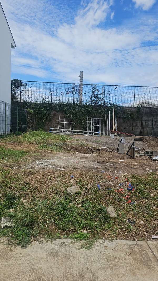 Tenemos a la venta andamios .    