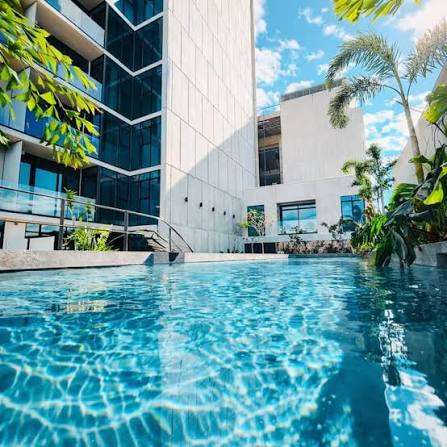 Apartamento con Doble A/C, FULL Amueblado, Balcón y Parqueo techado