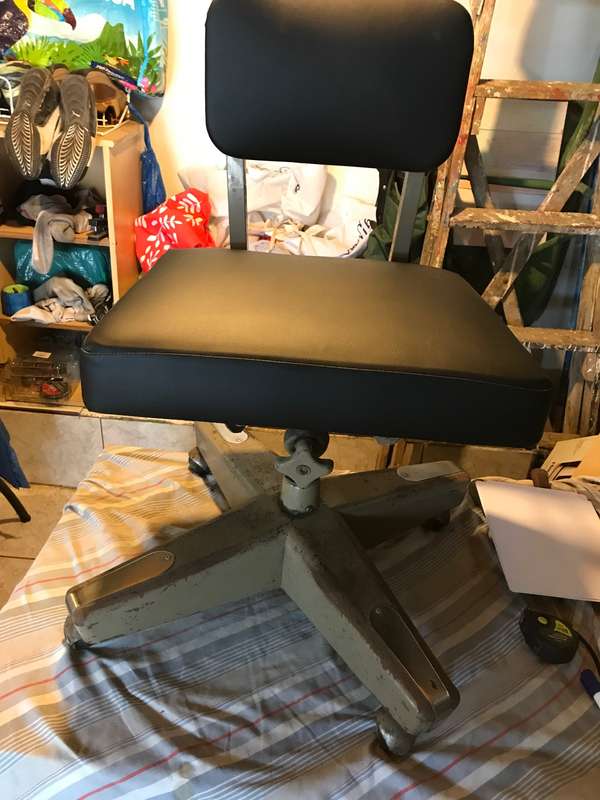 Silla para oficina , fabricada en Costa Rica en 1951 .