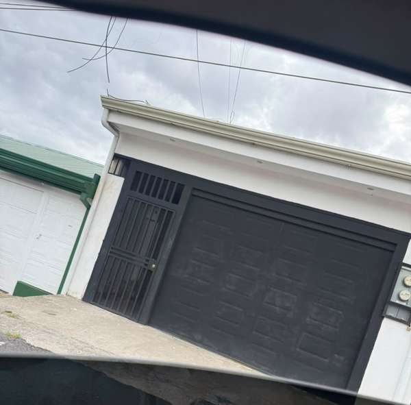 SE VENDE CASA CÈNTRICA EN SANTO DOMINGO