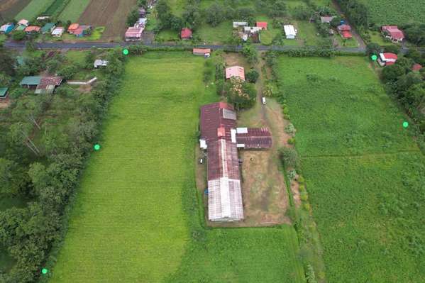 Finca 10 hectáreas 8 km de la Fortuna, 300 metros de frente
