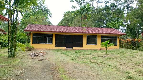 Casa en venta con amplio terreno en Peñas Blancas, cerca de La Fortuna