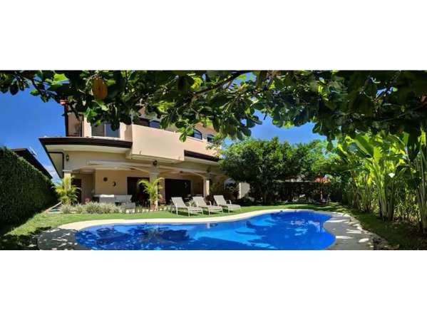Casa con piscina en Playa Bejuco