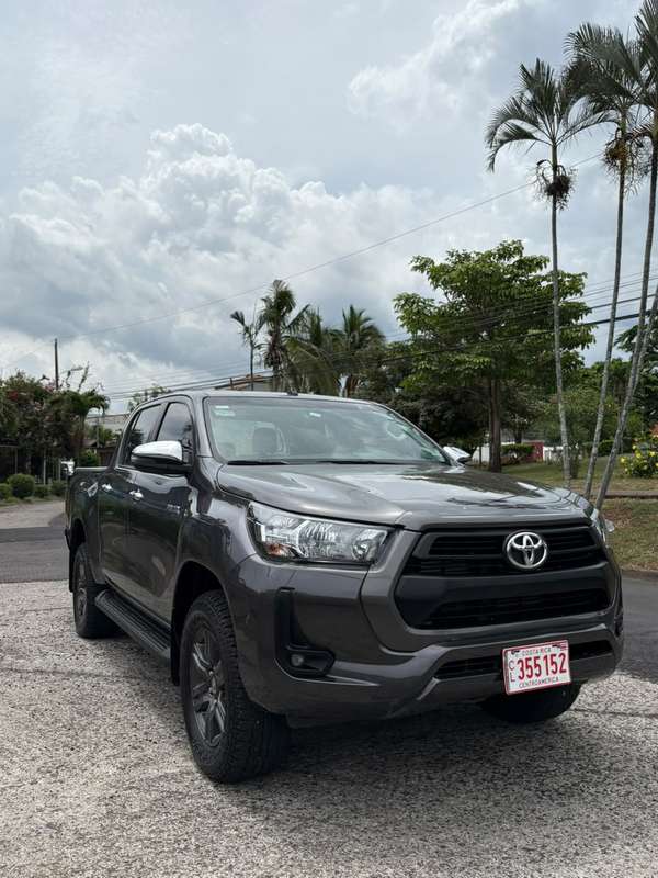 Toyota Hilux 2024 SRV 4x4 Automática Diésel · Único dueño · 18.000 km