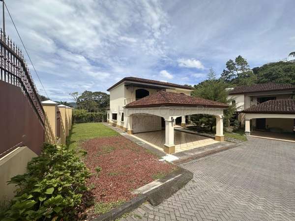 Venta de Elegante Casa AMUEBLADA en Mora-Colón RZ