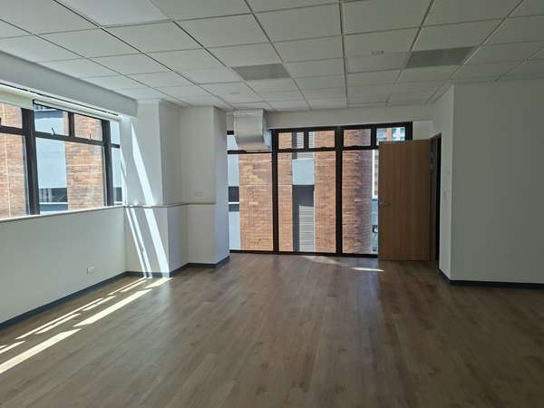 Oficina moderna de 81 m² en San José provincia con vistas a las montañas