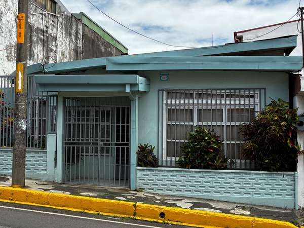 House for sale by Central Alajuela 300 mtrs from the cathedral 