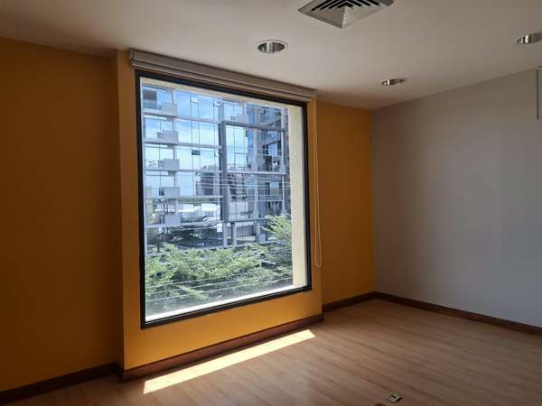 Alquilo oficina 140m2 con divisiones, seguridad y parqueos.