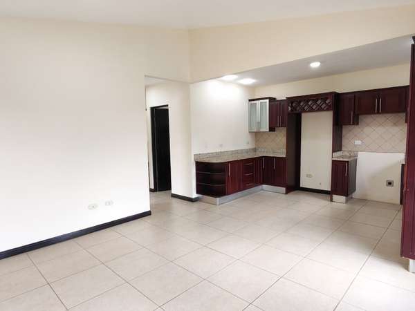 Se alquila apartamento en Santa Ana Centro.
