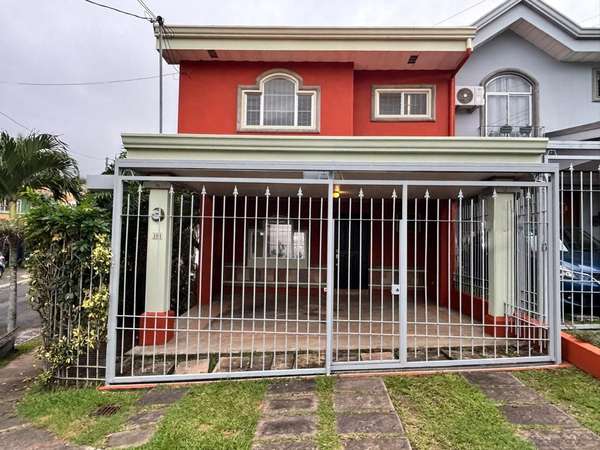 Se alquila casa independiente en Ciudad Colón.