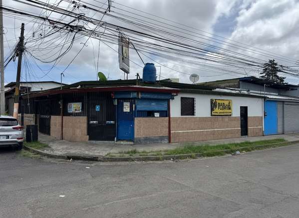 Venta de propiedad con bar llave en mano y una casa alquilada- EU ID42890