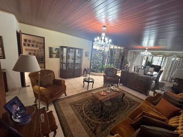 Property at Guayabos de Curridabat with garden and 4 parling lots, San José