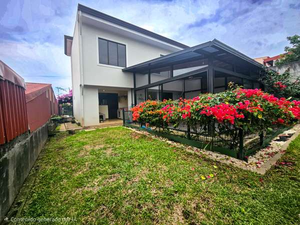 Alquiler de casa de 2 niveles - San Rafael de Heredia | 3 Hab + Oficina | Pet Friendly