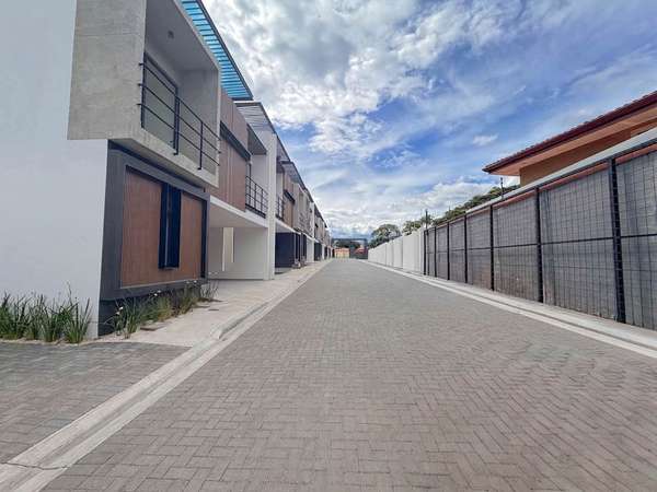 Casa a estrenar en alquiler, completamente amueblada en NOKU – Lindora, Santa Ana