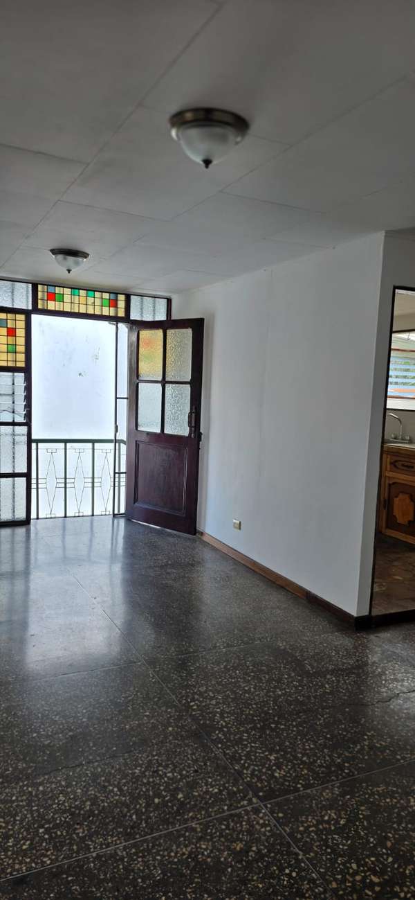 Apartamento en Alquiler de 3 habitaciones en Bello Horizonte, Escazú: balcón, vista a las montañas y excelente ubicación