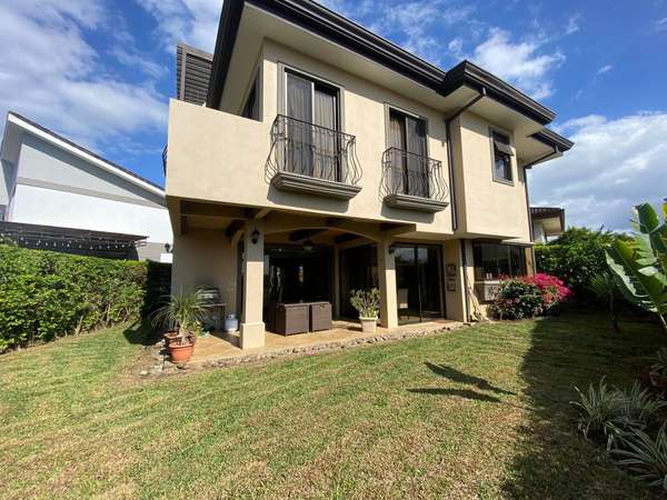 Exclusiva casa de lujo en condominio Francosta con 3 niveles, jardín y seguridad 24 horas