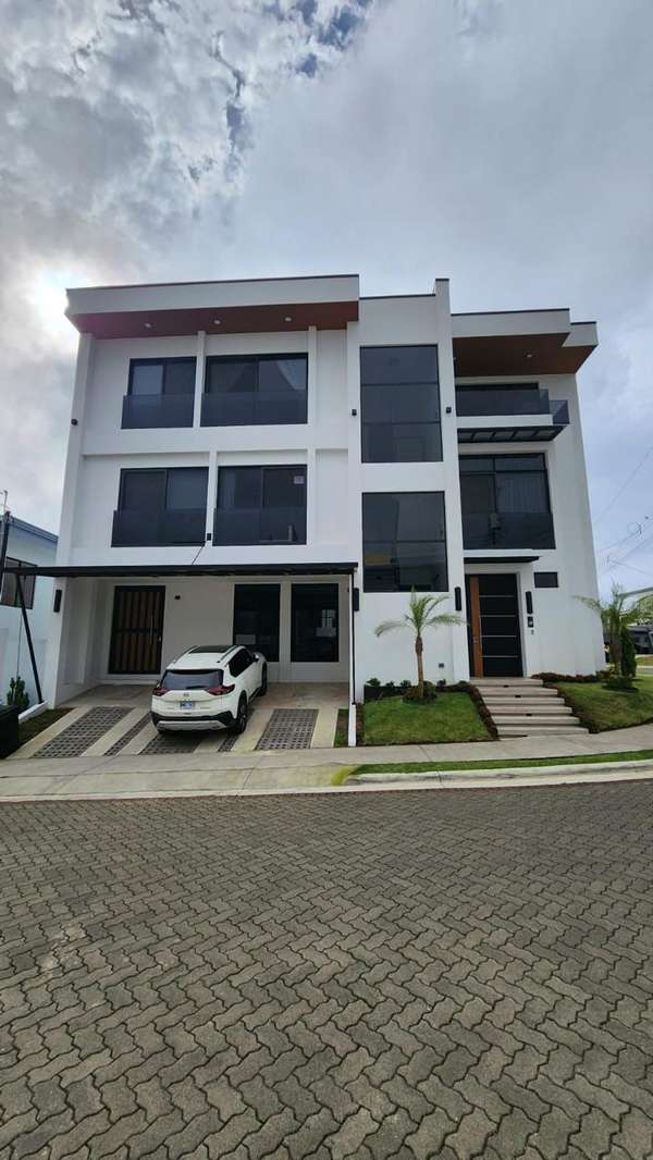 Se alquila o se vende casa en Distrito San Juan 